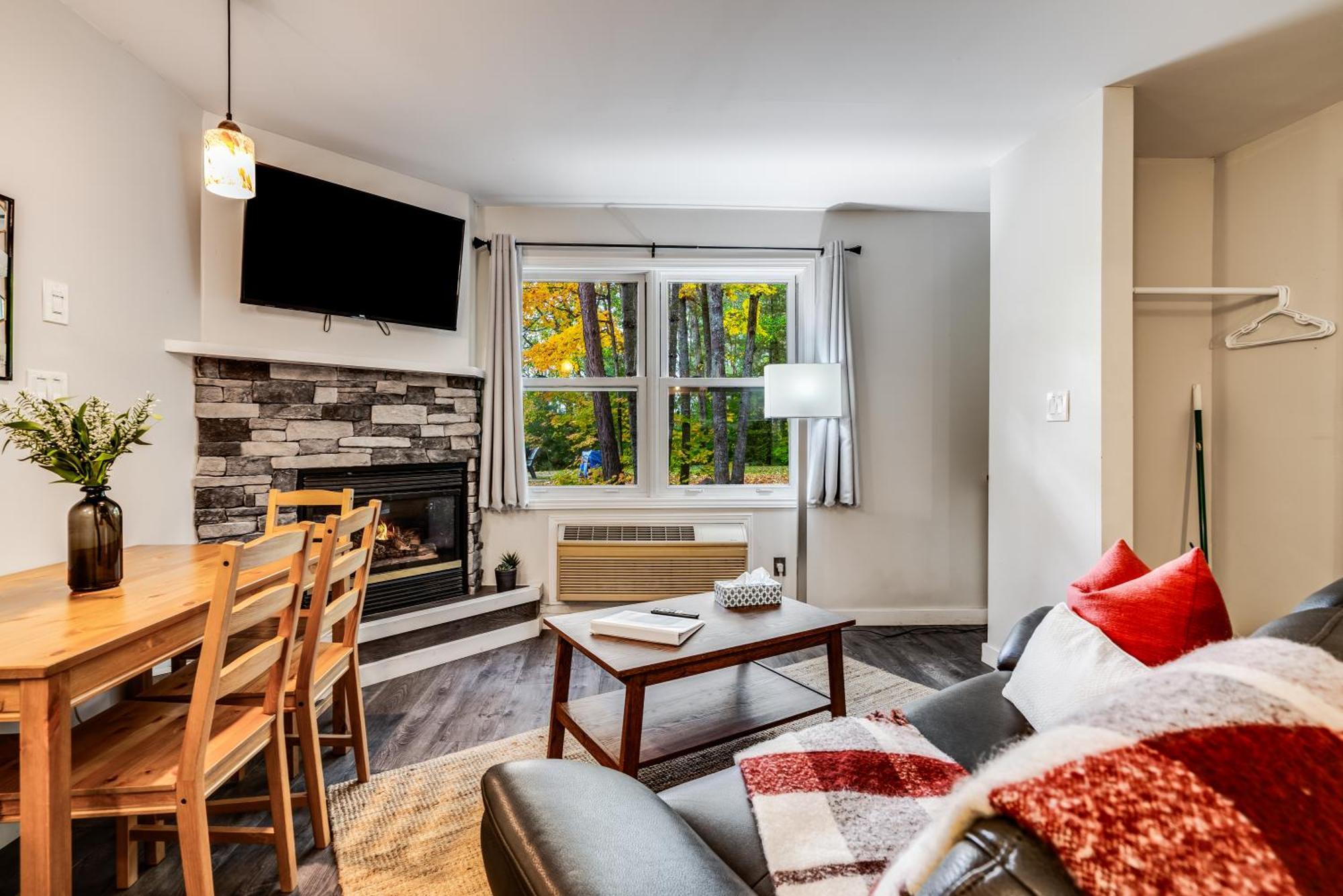 Muskoka Waterfront Retreat Villa Dwight Bagian luar foto